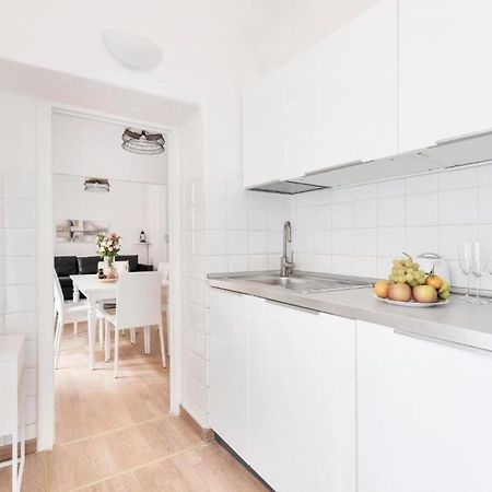 רומא Apartment By The Colosseum - White Chic Flats מראה חיצוני תמונה
