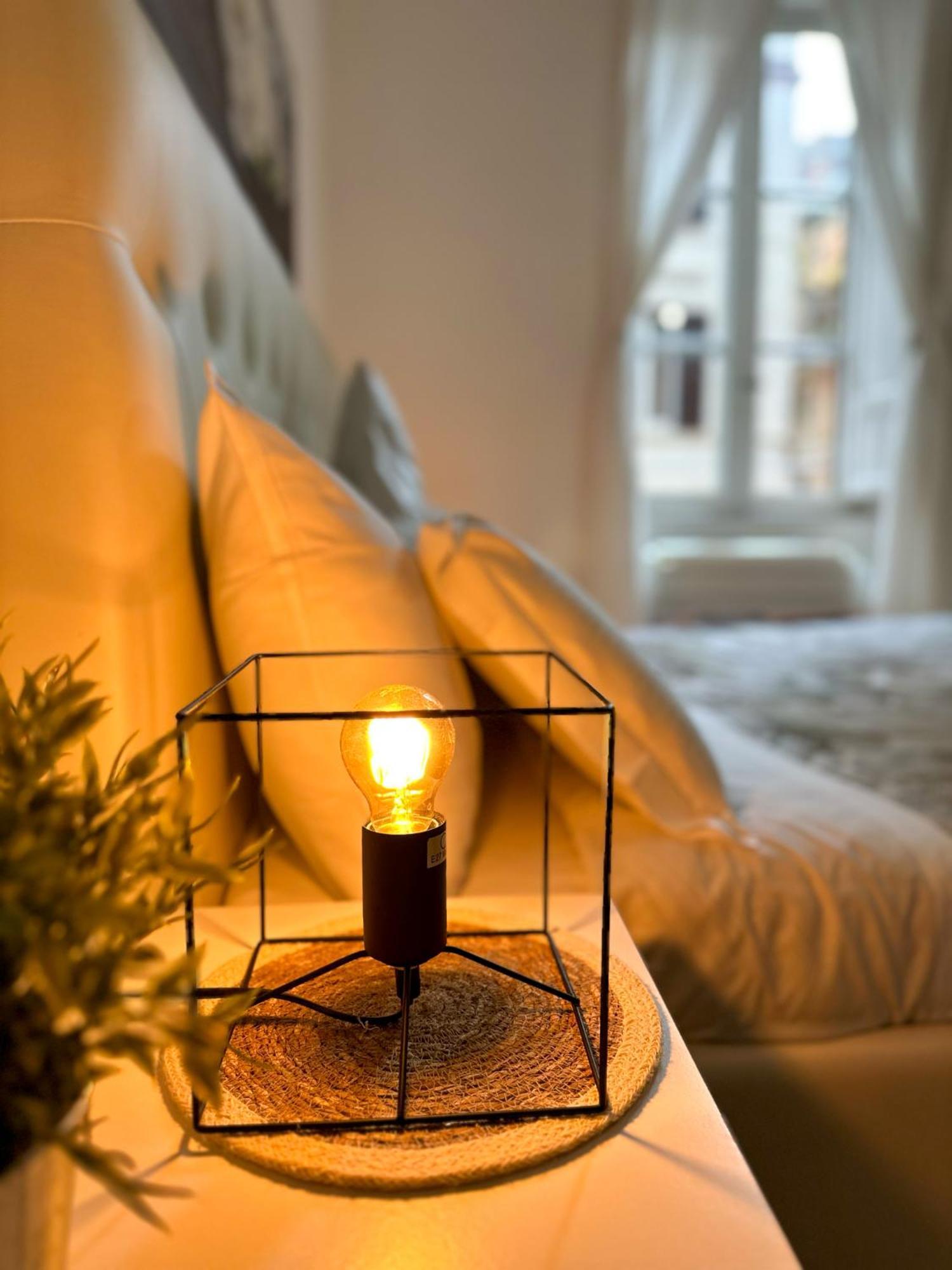רומא Apartment By The Colosseum - White Chic Flats מראה חיצוני תמונה