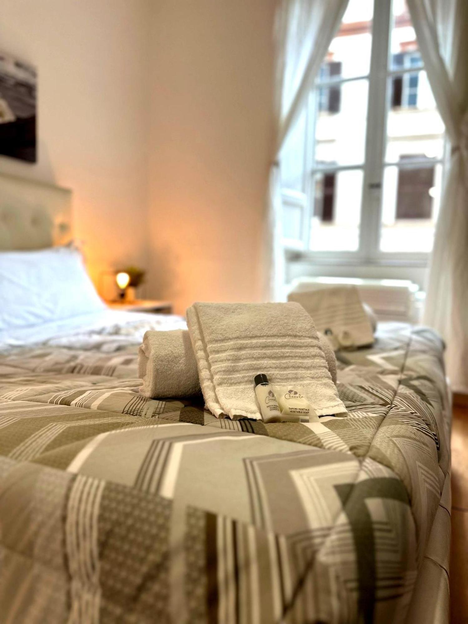 רומא Apartment By The Colosseum - White Chic Flats מראה חיצוני תמונה