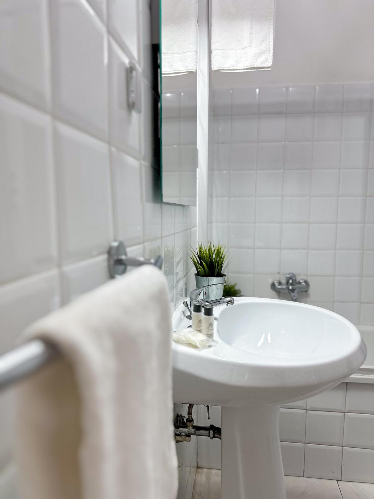 רומא Apartment By The Colosseum - White Chic Flats מראה חיצוני תמונה
